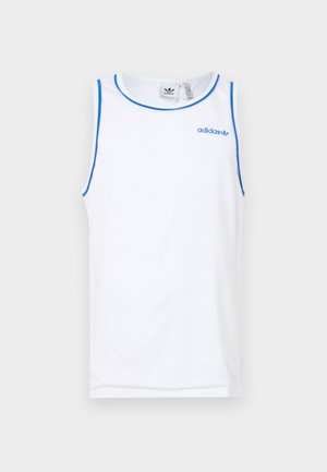 Balts bez piedurknēm sporta topiņš, izgatavots no sieta auduma, ar zilām akcentēm ap kakla izgriezumu un rokturiem, ar Adidas logo zilā krāsā.