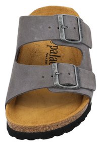 Grå mockasandal med två justerbara metallspännen, korksula och svart gummisul. Inuti har den en tan-färgad, mjuk mocka-fodring.