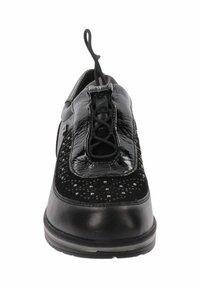 Zapatilla negra con una mezcla de charol y ante, que presenta pequeñas tachuelas en la parte delantera, un diseño de cordones y una superficie texturizada.