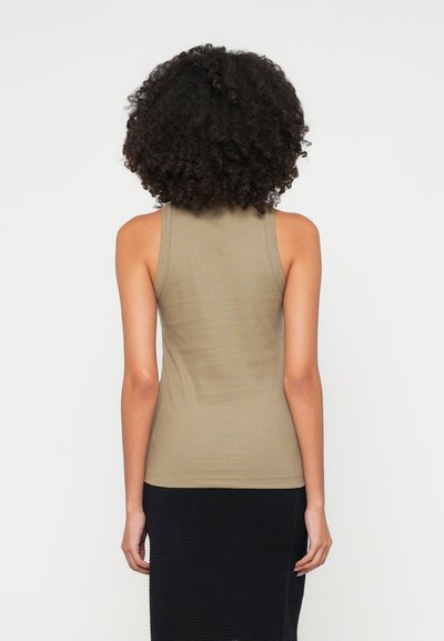 Top verde măsliniu cu rigiditate, având un design ajustat și bretele fără mâneci. Țesătura este netedă și are o ușoară elasticitate.