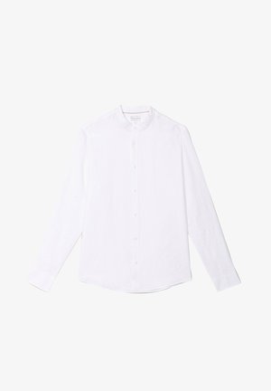 Chemise blanche à manches longues en tissu léger, dotée d'un col rond avec bande, d'une fermeture à boutons sur le devant, de manches à poignet et d'une finition droite.