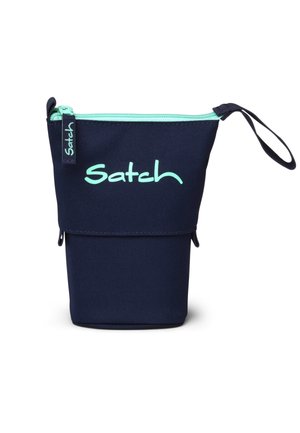 Navyblauer isolierter Flaschenhalter mit hellblauem Reißverschluss, Handgelenkschlaufe und dem aufgedruckten Markennamen "Satch" auf der Vorderseite.