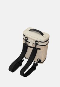 Sac isotherme rectangulaire en crème et noir, doté d'une poignée supérieure, de bretelles ajustables, de double zippers et d'une texture lisse.