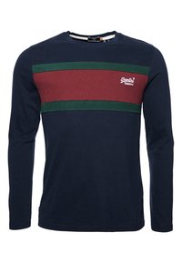Marineblaues Langarmshirt mit horizontalen Streifen in Bordeauxrot und Grün, einem kleinen weißen Logo auf der Brust und Rundhalsausschnitt.