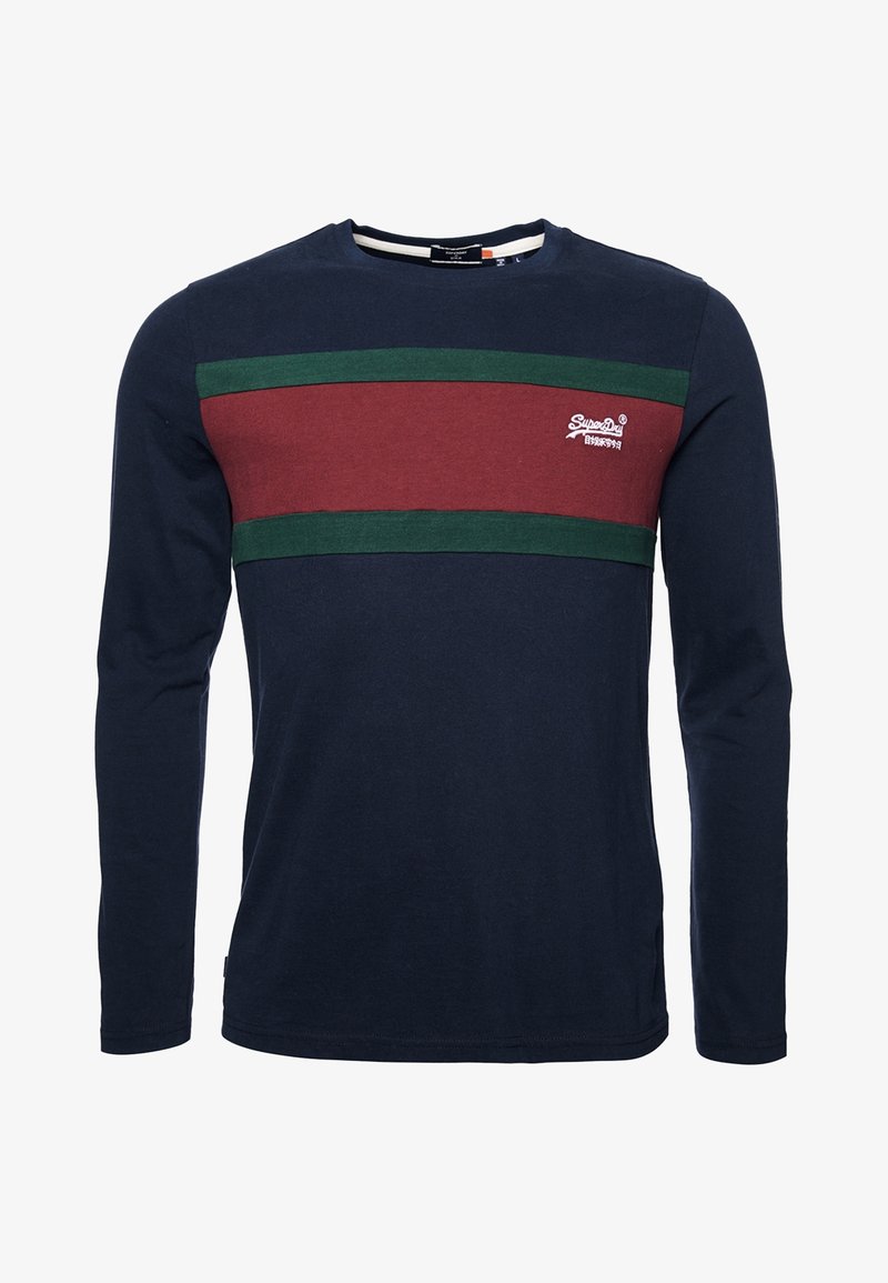Marineblaues Langarmshirt mit horizontalen Streifen in Bordeauxrot und Grün, einem kleinen weißen Logo auf der Brust und Rundhalsausschnitt.