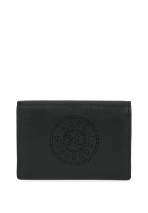 Črna usnjena denarnica s šivanim robom in perforiranim okroglim logotipom na sredini, na belem ozadju.