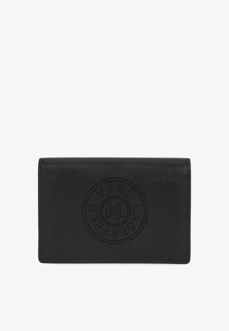 Svart läderplånbok med sydda kanter och en perforerad cirkulär logotyp i mitten på en vit bakgrund.