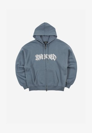 Kék cipzáras kapucnis pulóver első zsebekkel, húzózsinóros kapucnival és fehér, stilizált szöveglogóval a mellkas közepén.