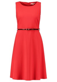 Vestido sin mangas de color rojo, hasta la rodilla, con escote redondo y un delgado cinturón negro en la cintura.