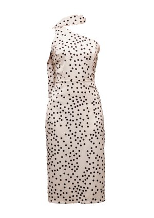 Robe asymétrique en tissu beige clair avec des pois noirs. Silhouette ajustée avec un détail de nœud fluide à l'épaule.