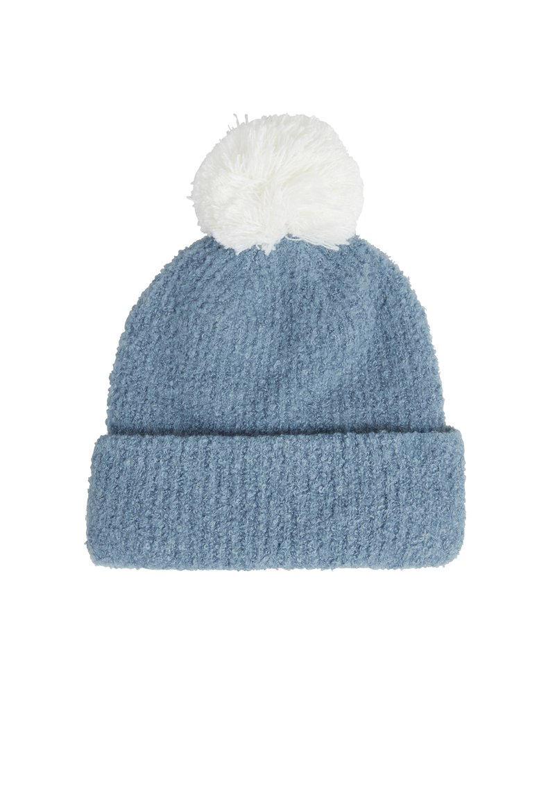 Gorro de invierno de punto azul con un dobladillo y un gran pom-pom blanco en la parte superior, mostrado sobre un fondo blanco.