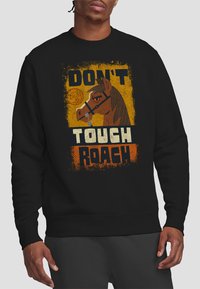 Schwarzer Pullover mit einem grafischen Druck eines Pferdekopfes, orange und gelbe Hintergrund, mit der Phrase "FASS DAS SCHNECKE NICHT AN" in fetter Schrift.