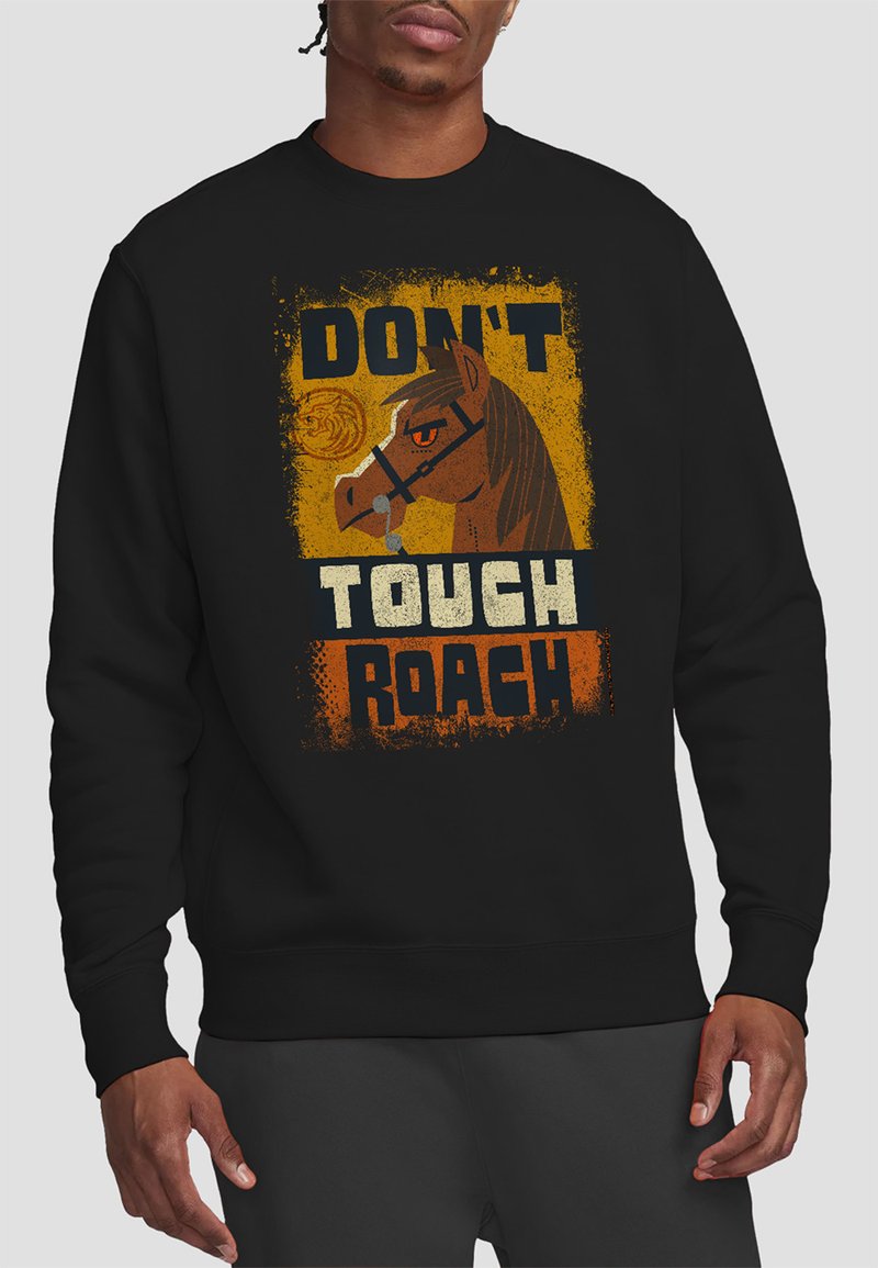 Schwarzer Pullover mit einem grafischen Druck eines Pferdekopfes, orange und gelbe Hintergrund, mit der Phrase "FASS DAS SCHNECKE NICHT AN" in fetter Schrift.