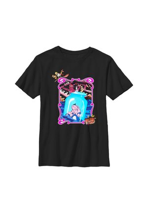 Sort t-shirt med farverig illustration af Alice fanget i en blå flaske, omgivet af Wonderland-karakterer og en dekorativ lyserød ramme.