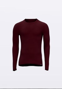 Bourgognefarvet langærmet strikket sweater med rund hals og ribbet kant. Glat tekstur og tætsiddende design, velegnet til lag-på-lag. Lille logodetalje ved kanten.