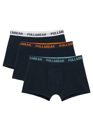 Tre sorte boxertrusser med elastiske linninger i hvid, orange og blågrøn med teksten "PULL&BEAR."