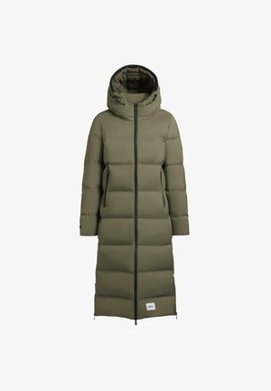 Długi, oliwkowozielony puchowy płaszcz z wysokim kołnierzem i kapturem, z zamkiem błyskawicznym z przodu, dwoma kieszeniami po bokach i prostym krojem.