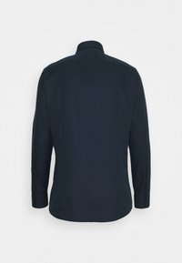 Camisa de manga larga azul oscuro con cuello, con una textura suave y puños abotonados. Sin patrones ni acentos visibles.