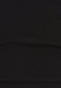 Černá látka s ribbovanou texturou. Hladký, pružný materiál vhodný pro oblečení, které těsně přiléhá k tělu. Žádné viditelné vzory ani ozdoby.