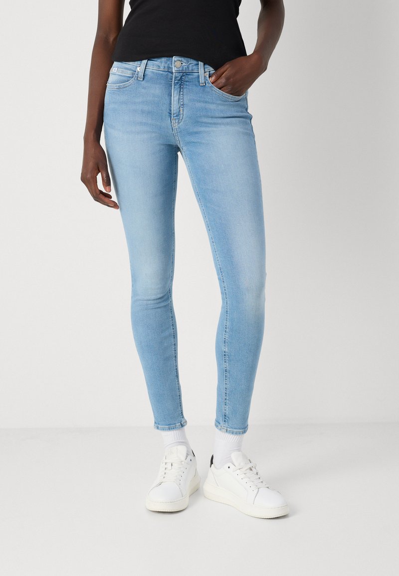 Calvin Klein Jeans MID RISE SKINNY - Skinny džíny - denim light