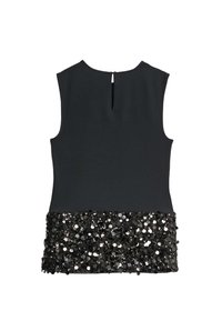 Top negro sin mangas que presenta un tejido texturizado con un dobladillo adornado con lentejuelas. La parte trasera tiene una pequeña abertura en forma de llave con cierre de botón.