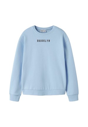 Sweat-shirt bleu clair à col rond avec manches longues et le mot "BROOKLYN" imprimé en lettres noires sur la poitrine.