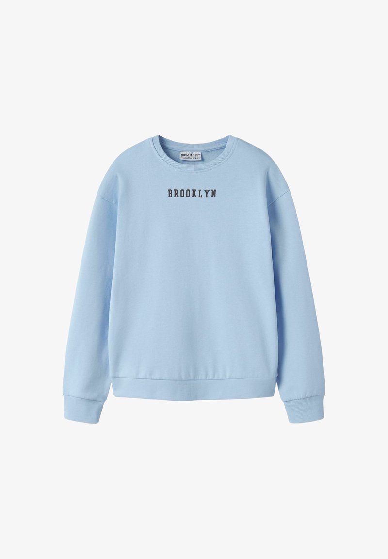 Sweat-shirt bleu clair à col rond avec manches longues et le mot "BROOKLYN" imprimé en lettres noires sur la poitrine.