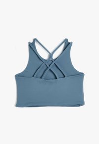 Top corto de tirantes acanalado azul con diseño de espalda cruzada y tirantes ajustables, fabricado con un material elástico para mayor comodidad.