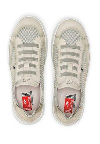 Zapatillas deportivas beige con paneles de malla, presentan cinco bandas elásticas para el cierre y un diseño texturizado. Incluyen un logo en el lateral.