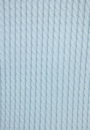 Lyseblåt stof med et gentaget vertikalt kabelstrikkemønster, der skaber et tekstureret, flettet udseende.
