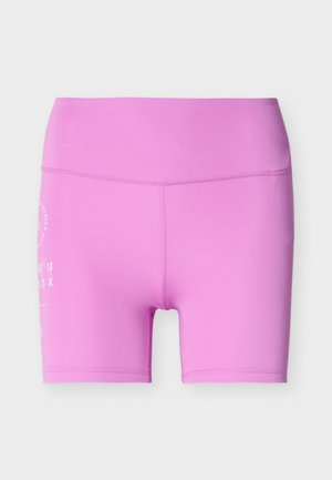 Lys rosa treningsshorts med høyt liv, synlige sømmer og subtil hvit teksttrykk på venstre side.