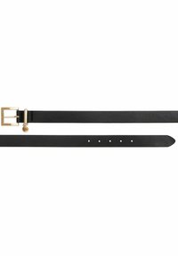 Zwarte leren riem met een gladde textuur, voorzien van een vierkante gesp in goudkleur en een kleine charm, ontworpen met vijf aanpassingsgaten.