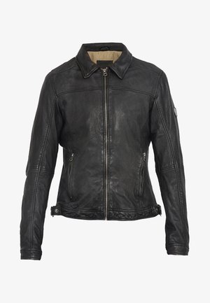 Zwarte leren jas met een ritssluiting aan de voorkant, staande kraag, zijzakken en decoratieve stiksels op de schouders en mouwen.