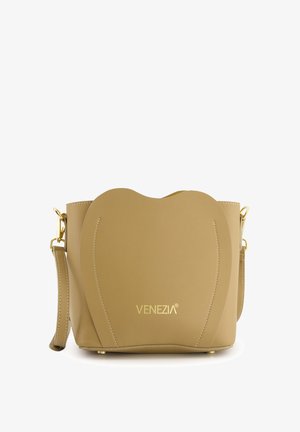 Brun lædertaske med hjerteformet design, guldt hardware, justerbar rem og præget brandlogo. Glat overflade, minimal syning detail.