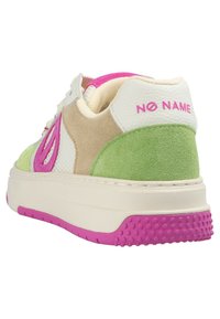 Sneaker mit einem strukturierten grünen Wildlederpaneel, beigen Seiten, weißen Mesh-Einsätzen und pinken Akzenten. Verfügt über eine ausgeprägte pinke Gummisohle und ein Logo.