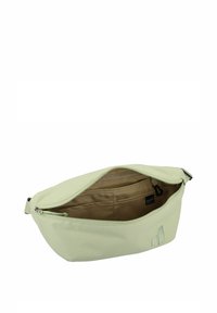 Lichtgroene stoffen tas met een ritssluiting. Het interieur heeft een tan kleurige voering en meerdere vakken. Inclusief een logo-detail op de voorkant.