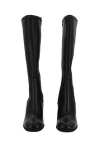 Stivali neri in pelle fino al ginocchio con un gambale aderente, punte affusolate, zip laterali e una texture liscia. Suole piatte con minimale battistrada.
