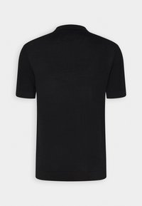 Černé polo tričko s krátkým rukávem s hladkou texturou, které má strukturovaný límec a vzorované pletené detaily na rukávech.