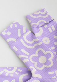 Gants sans doigts en purple clair côtelés avec des motifs floraux et abstraits blancs. Bords arrondis et détails en tissu texturé soigné.