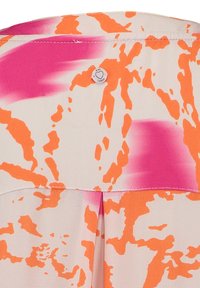 Blusa multicolore in tessuto leggero, con una stampa astratta arancione e rosa audace, dalla consistenza morbida e un piccolo etichetta del logo sul retro.