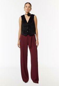 comma MIT BINDEGÜRTEL - Trousers - bordeaux