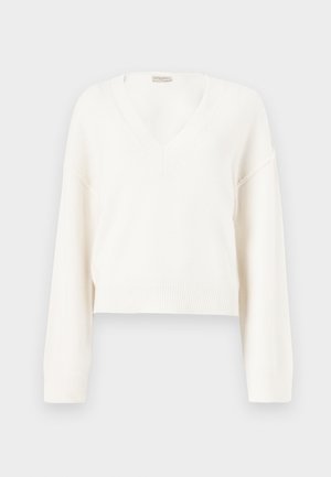 Suéter blanco de punto corto con mangas largas y escote en V, mostrado sobre un fondo neutro.