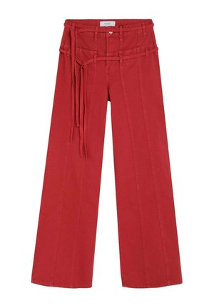 Pantalones anchos de tiro alto en rojo con costuras delanteras y un cinturón largo y fino incorporado atado a la cintura, hechos de tela tipo denim.