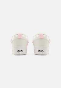 Baskets blanches avec des accents roses, tige en cuir lisse, semelle texturée et talon noir avec la marque arborant le logo "VANS OFF THE WALL".