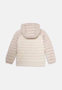 Polstret jakke i lys beige og kremfarge, med hette, quiltet tekstur og raglanermer. Mykt materiale med elastiske mansjetter.