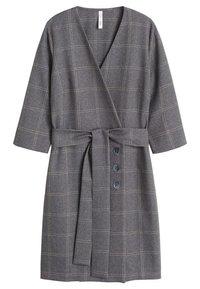 Vestido envolvente de cuadros grises hecho de una tela texturizada, con tres botones, cintura ceñida y mangas de tres cuartos.