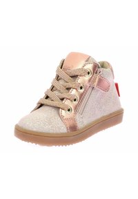 Zapatilla alta de glitter en rosa oro y plata con diseño de cordones, cremallera lateral, suela de goma y acento rojo en el talón.
