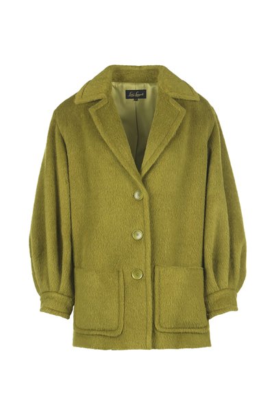 Groene gestructureerde jas met een notch-kraag, drie knopen en twee zakken aan de voorkant. Heeft puffed mouwen en een zachte, vlezige stof.