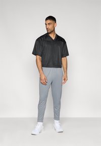 Nike Performance TOP - Αθλητικό μπλουζάκι - black/smoke grey