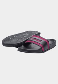 Svarta sandaler med halkfria sulor och en bred rem med rosa detaljer och varumärkeslogotyp. Tillverkade av syntetiskt material.